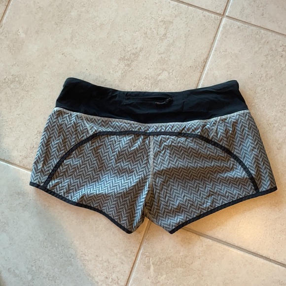 Lululemon Speed-up shorts - Picture 2 of 4